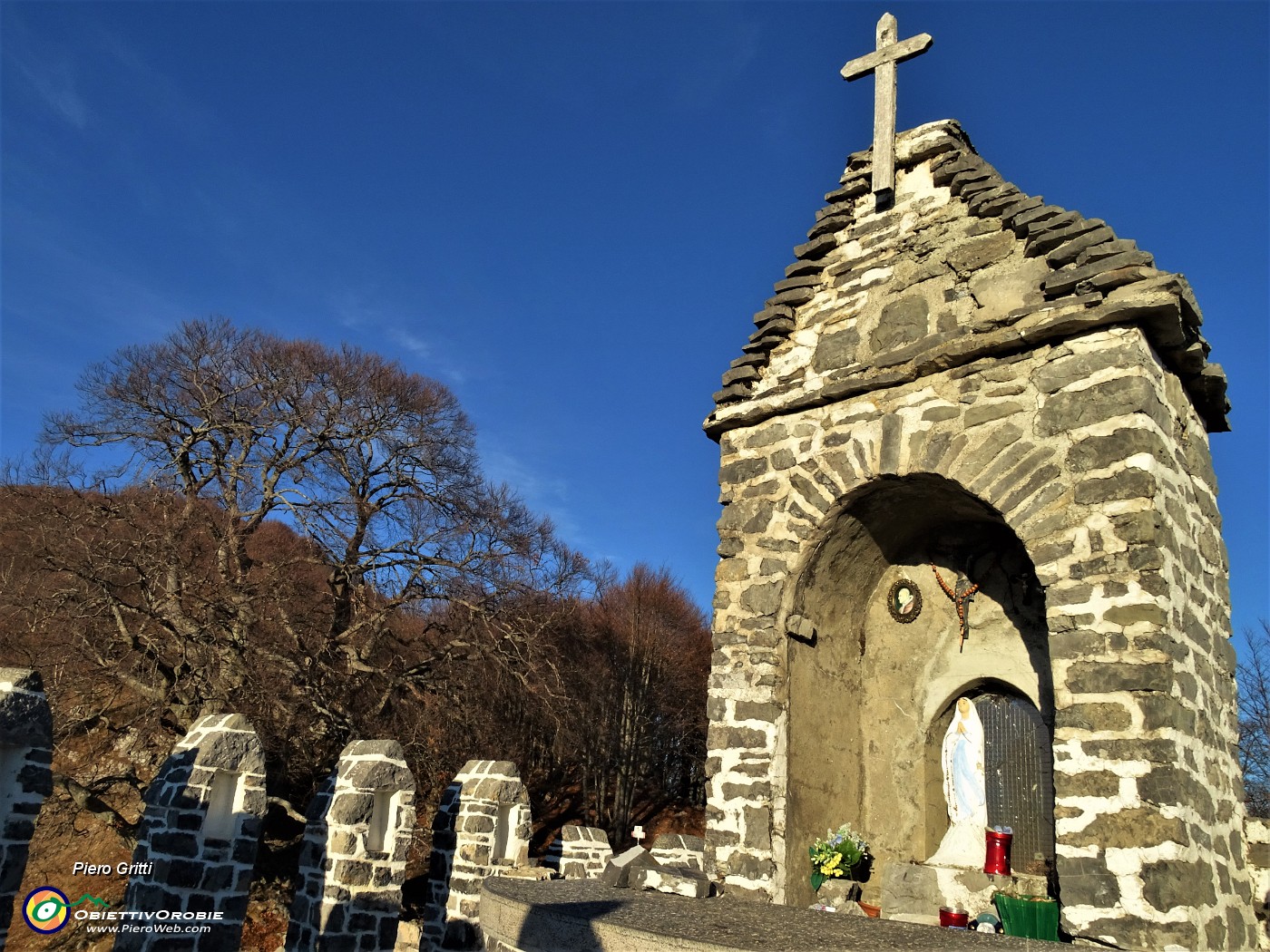 65 Tempietto dedicato alla Madonna circondato da moderni dolmen ispirati all'architettura celtica.JPG